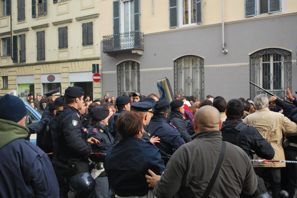 Alessandria – Oltre 500 in piazza con l’Onda, la polizia manganella gli studenti