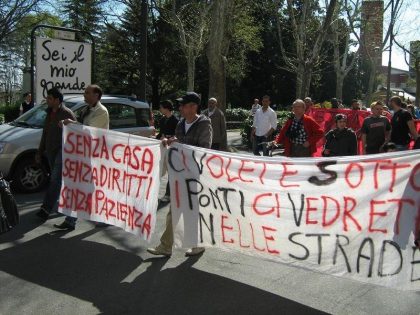 Nella foto - Laboratorio Sociale Alessandria