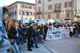 Nella foto - Laboratorio Sociale Alessandria