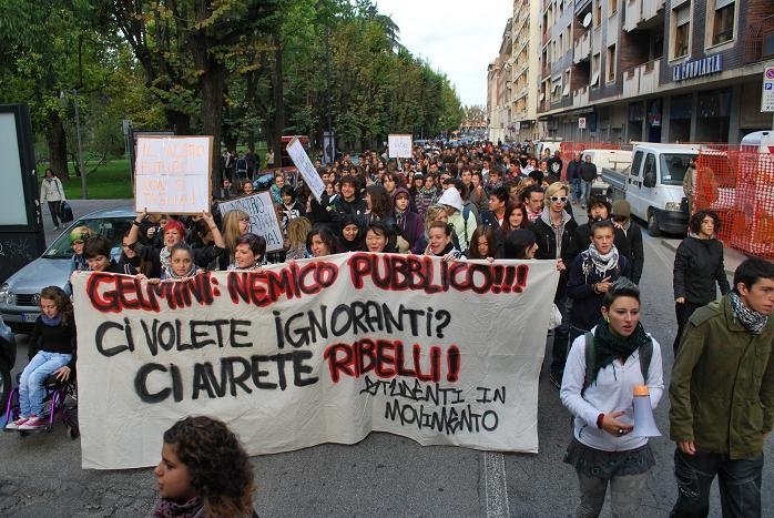 Alessandria – 500 studenti manifestano contro la riforma Gelmini