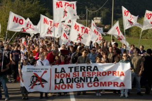 Nella foto - Laboratorio Sociale Alessandria
