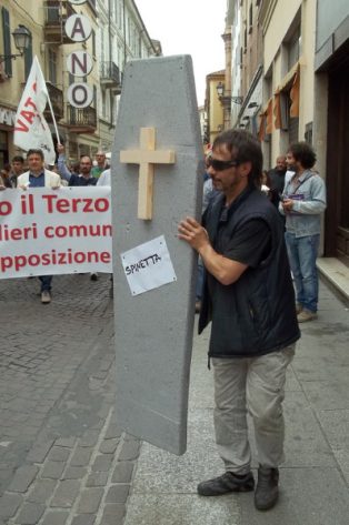 Nella foto - Laboratorio Sociale Alessandria