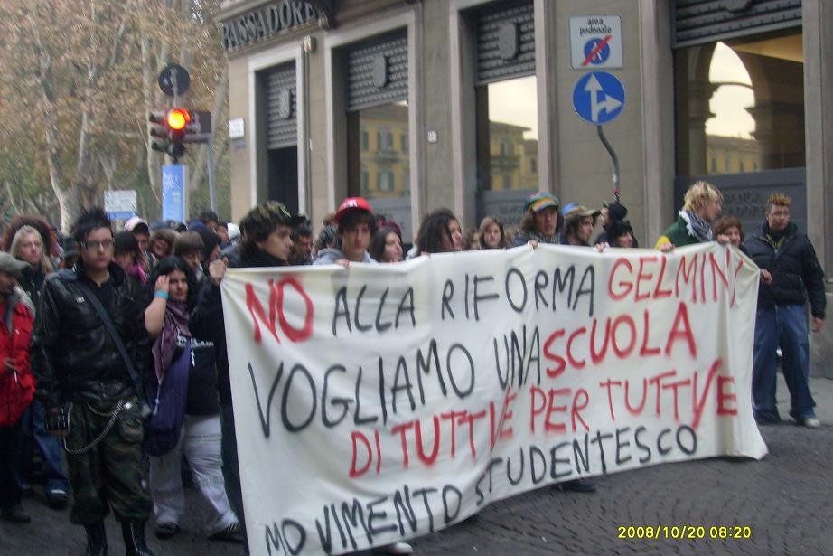 Nella foto - Laboratorio Sociale Alessandria