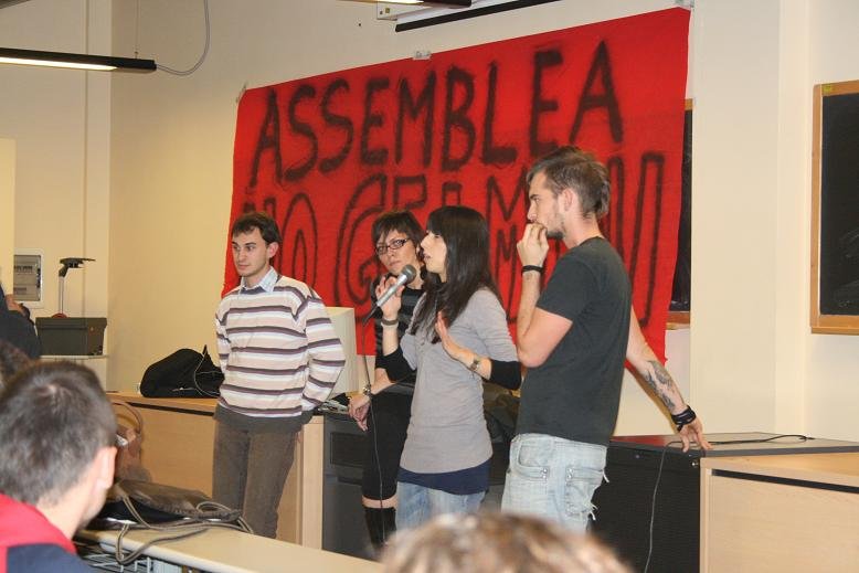 Nella foto - Laboratorio Sociale Alessandria