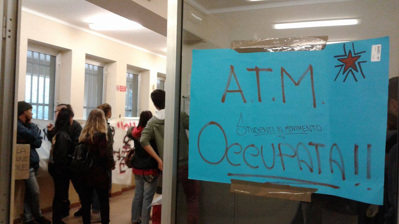 Studenti occupano gli uffici di Amag-mobilità