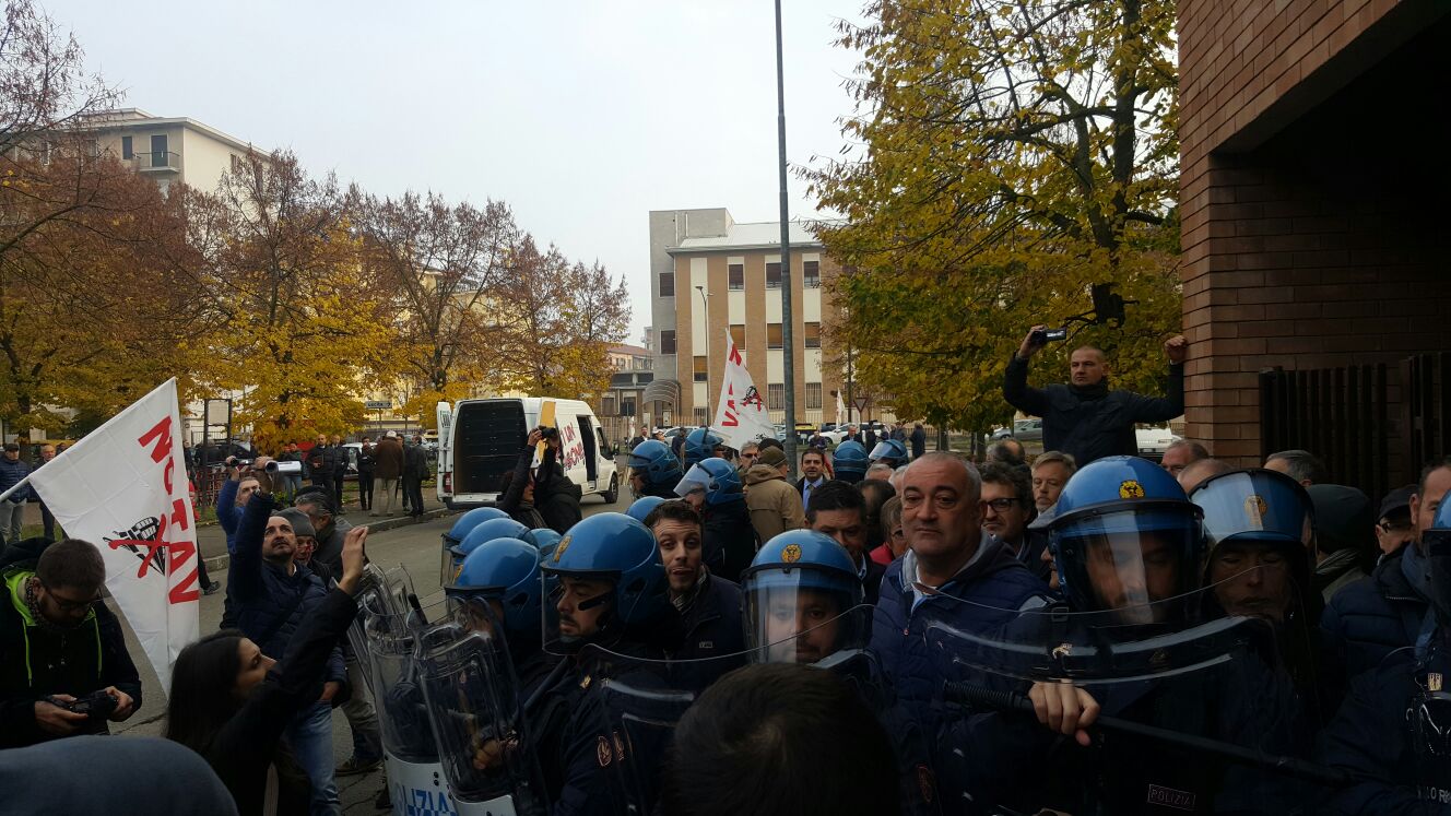 Nella foto - Laboratorio Sociale Alessandria