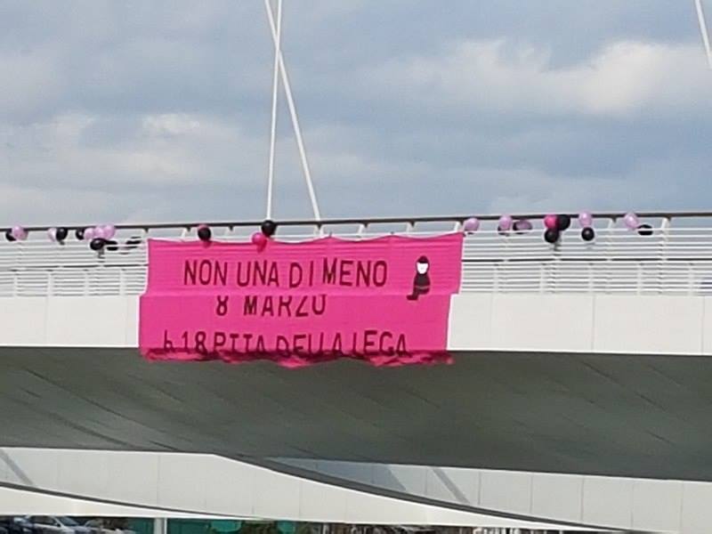 Striscione fucsia sul Ponte Meier verso #lottomarzo di Non una di Meno